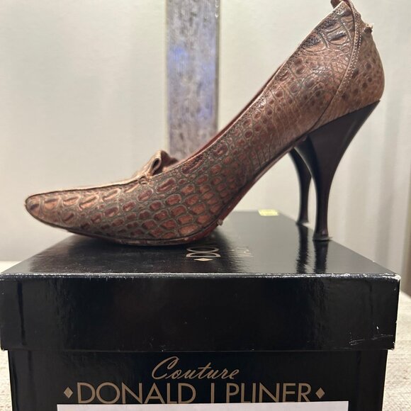 couture Donald J. Pliner by Donald J Pliner Alligator embossed Leather Pump - Picture 2 of 7
